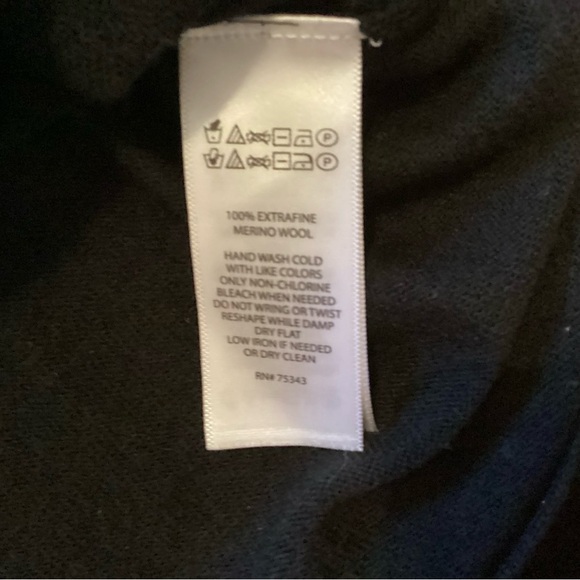 Tahari 100% Fine Merino Wool Sweater, black, Size Small, NWT - Picture 3 of 10